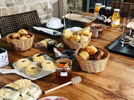 Sweet and savoury breakfast - L'Hôtel Enfoncée Chambres et Table d'hôtes Le Val d'Ajol