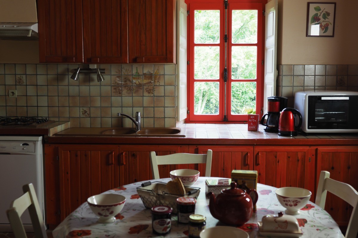 Cuisine- Maison de caractère à la campagne dans un superbe cadre , près de la mer. 5 pers.