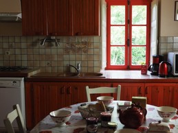 Cuisine- Maison de caractère à la campagne dans un superbe cadre , près de la mer. 5 pers.