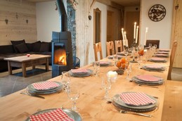 salle à manger de 40 m2, avec salon et poël à bois.