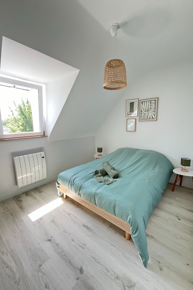A l'étage, chambre 2 pour 2 personnes (lit 140 x 190 cm) avec rangements.