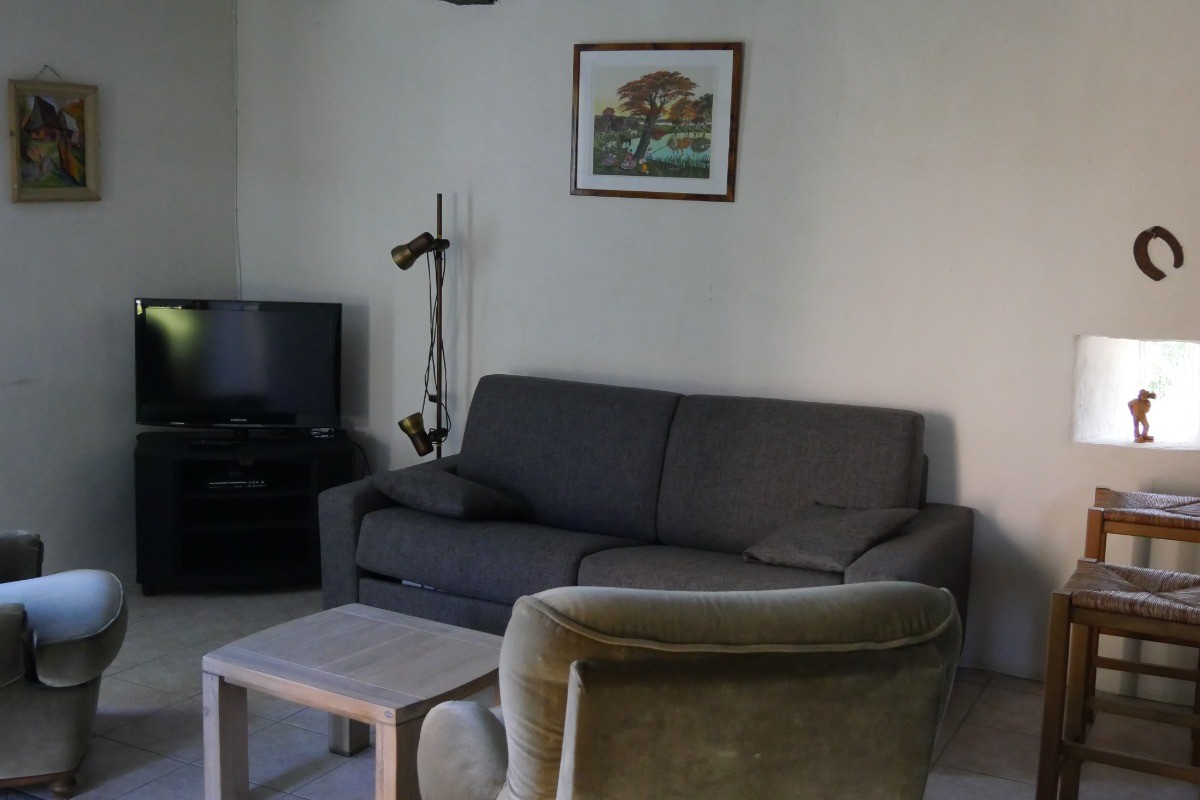 pièce RDC 40M², kitchenette, salle d'eaux WC, canapé convertible de qualité