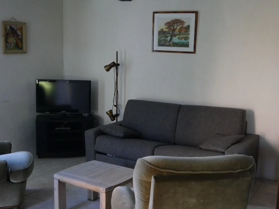 pièce RDC 40M², kitchenette, salle d'eaux WC, canapé convertible de qualité