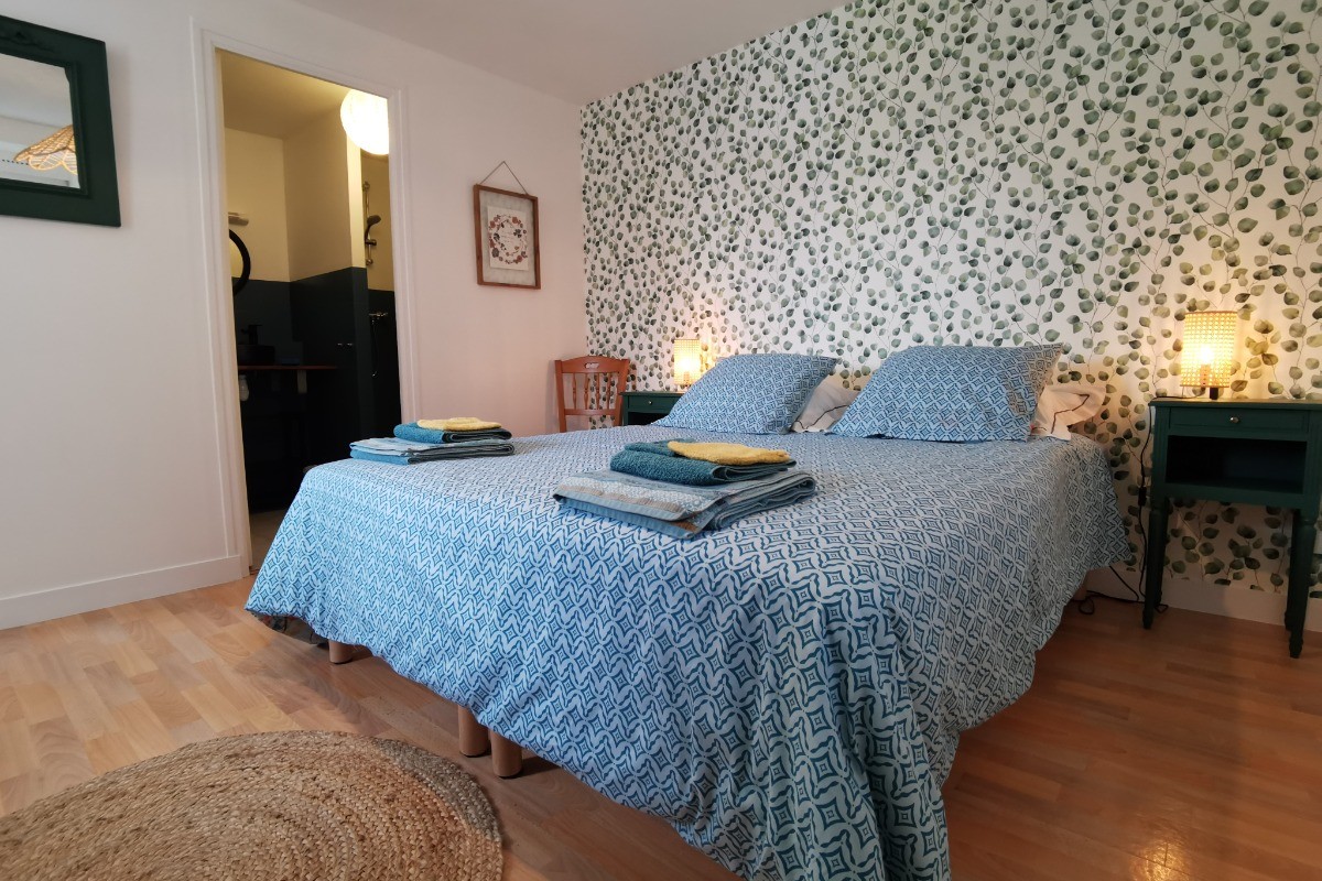 Lit 160 avec la salle d'eau communicante