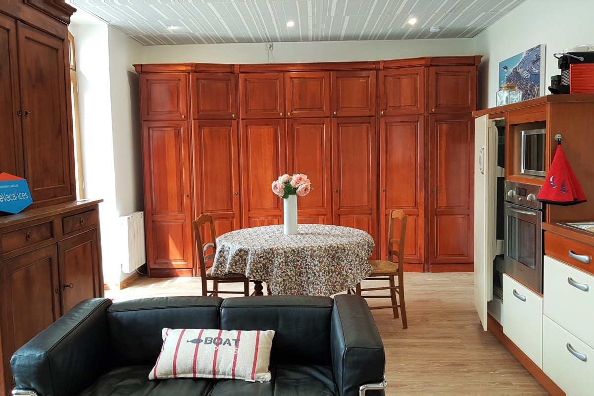 Studio de 36m² avec cour de 12m². 
Pièce de vie avec coin couchage, coin séjour, coin salon, rangements. 
Le coin nuit est un lit confortable pour 2 personnes (140x190cm), élégamment dissimulé dans un dressing le jour.  
Crédits photos : Clévacances 35