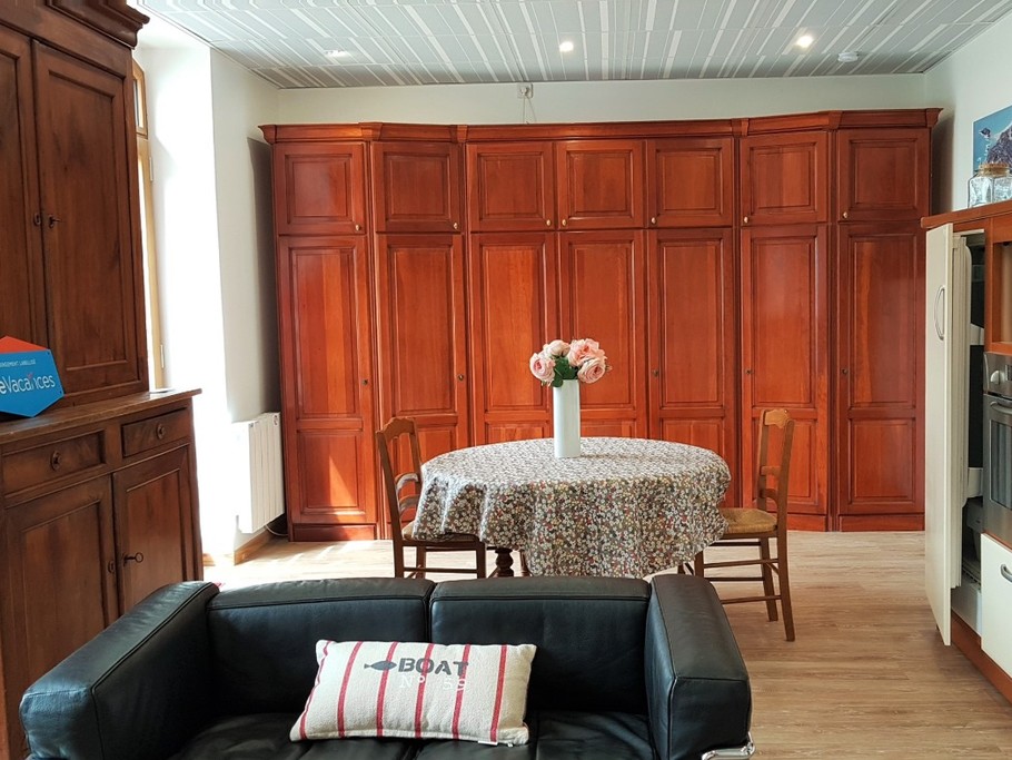 Studio de 36m² avec cour de 12m². 
Pièce de vie avec coin couchage, coin séjour, coin salon, rangements. 
Le coin nuit est un lit confortable pour 2 personnes (140x190cm), élégamment dissimulé dans un dressing le jour.  
Crédits photos : Clévacances 35