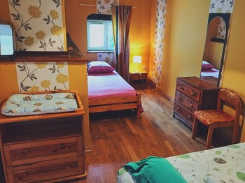 Grande chambre - lit simple et rangements