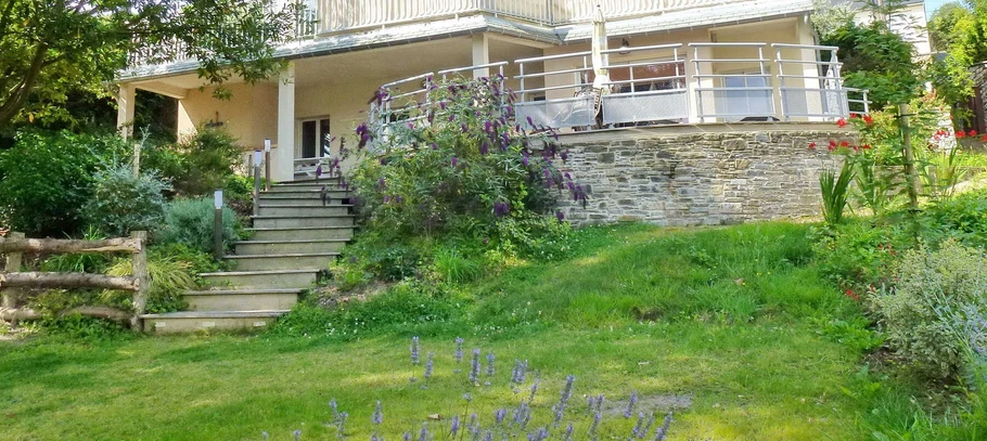 les abords de la terrasse du gîte.
