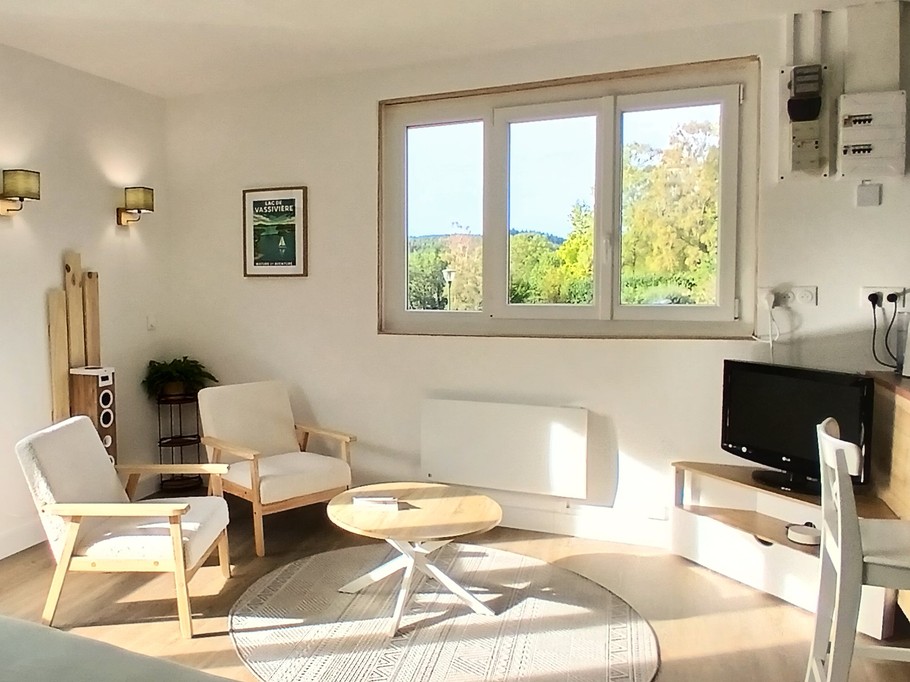 Le Nid – Holiday cottage, sleeps 2, Beaumont-du-Lac, Haute-Vienne: The Living Room