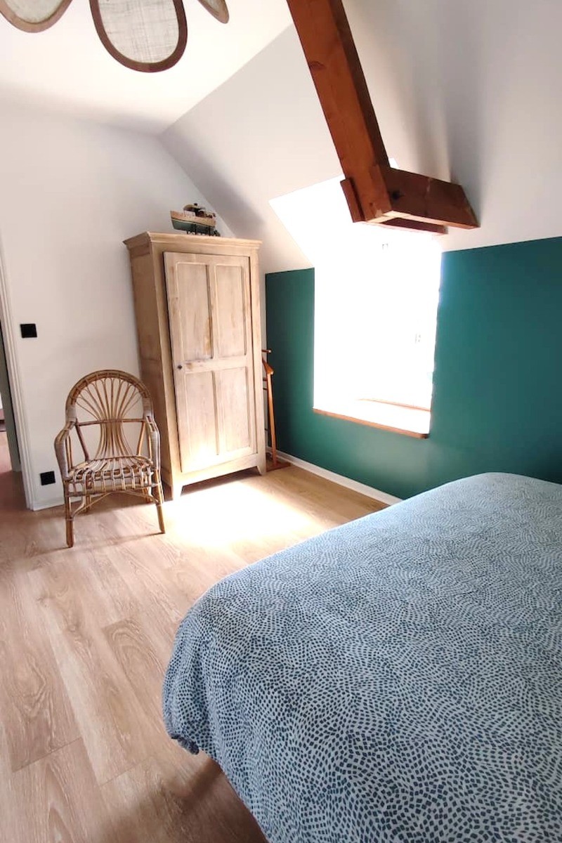 Cuisine bien équipée en vaisselle et ustensiles pour 10 personnes, avec table à manger, au RDC. Accès proche au salon de jardin pour des repas en extérieur. 
Crédits photo :  Mégane ARNAL