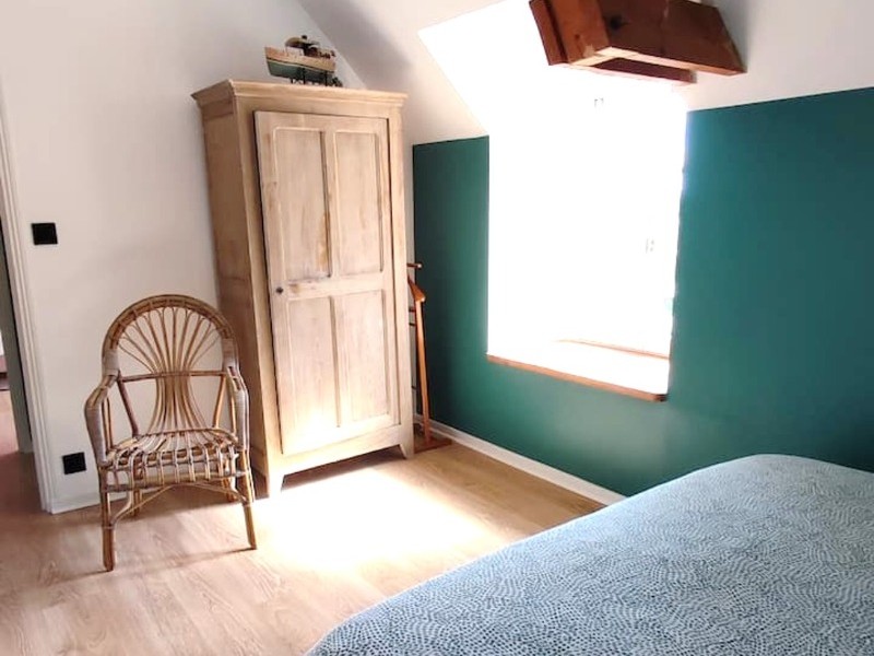 Cuisine bien équipée en vaisselle et ustensiles pour 10 personnes, avec table à manger, au RDC. Accès proche au salon de jardin pour des repas en extérieur.
Crédits photo : Mégane ARNAL