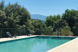 Vue sur le Mont Ventoux depuis la piscine