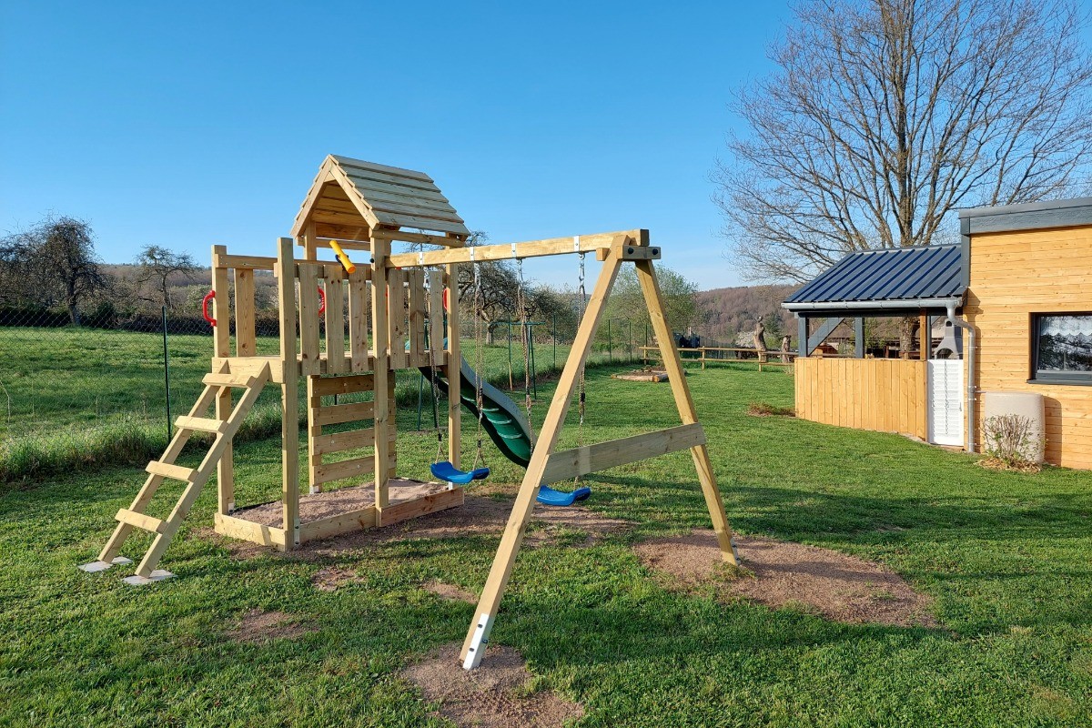 Un aire de jeux accessible aux enfants de 3 à 10 ans (sous la surveillance des parents)