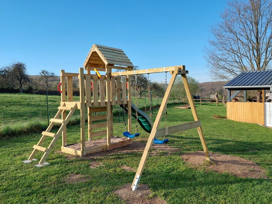 Un aire de jeux accessible aux enfants de 3 à 10 ans (sous la surveillance des parents)