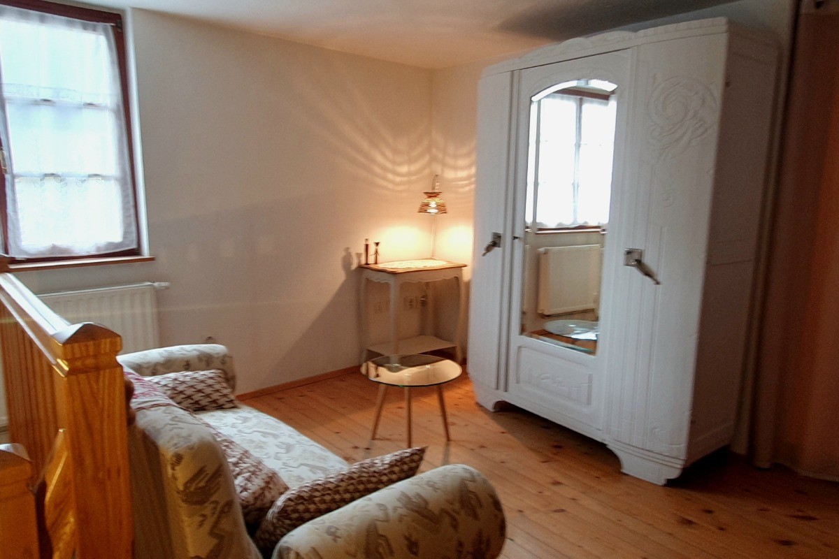 Coin canapé à l'étage avec armoire