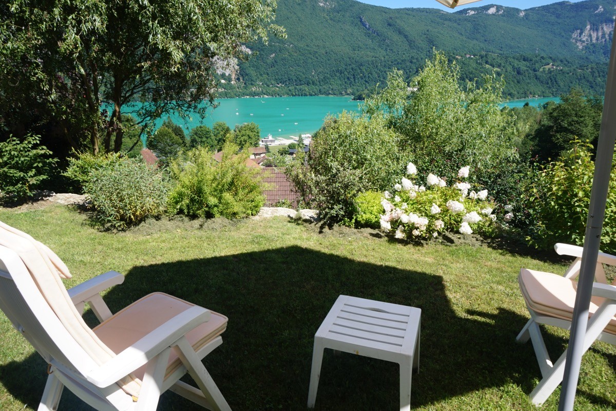 avec vue sur le lac