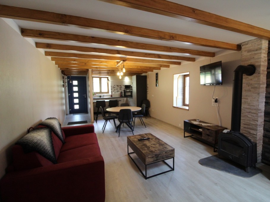 Pièce de vie et sa cheminée - Gite des Roches