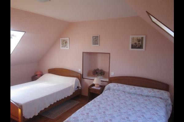 Chambre pour 3 personnes. 2 lits doubles.