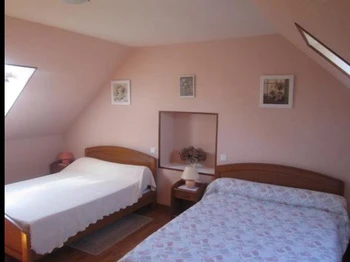 Chambre pour 3 personnes. 2 lits doubles.