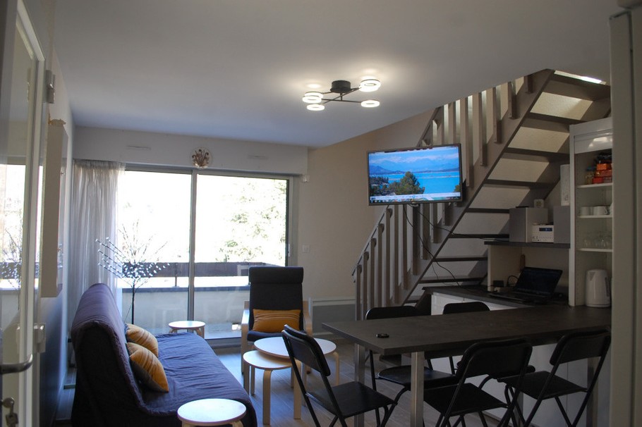 Du salon, ouvert sur une large baie, ...