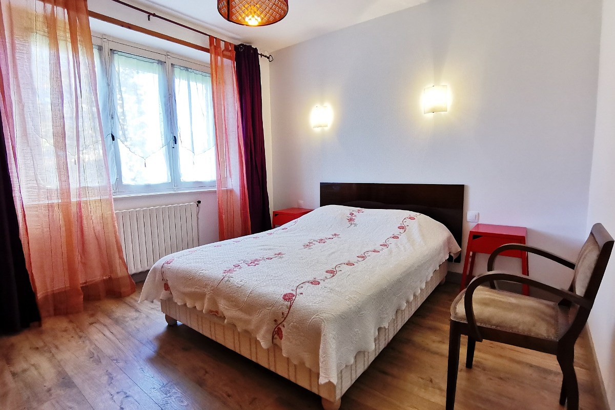 RDC: chambre 1 avec lit 140 et armoire penderie