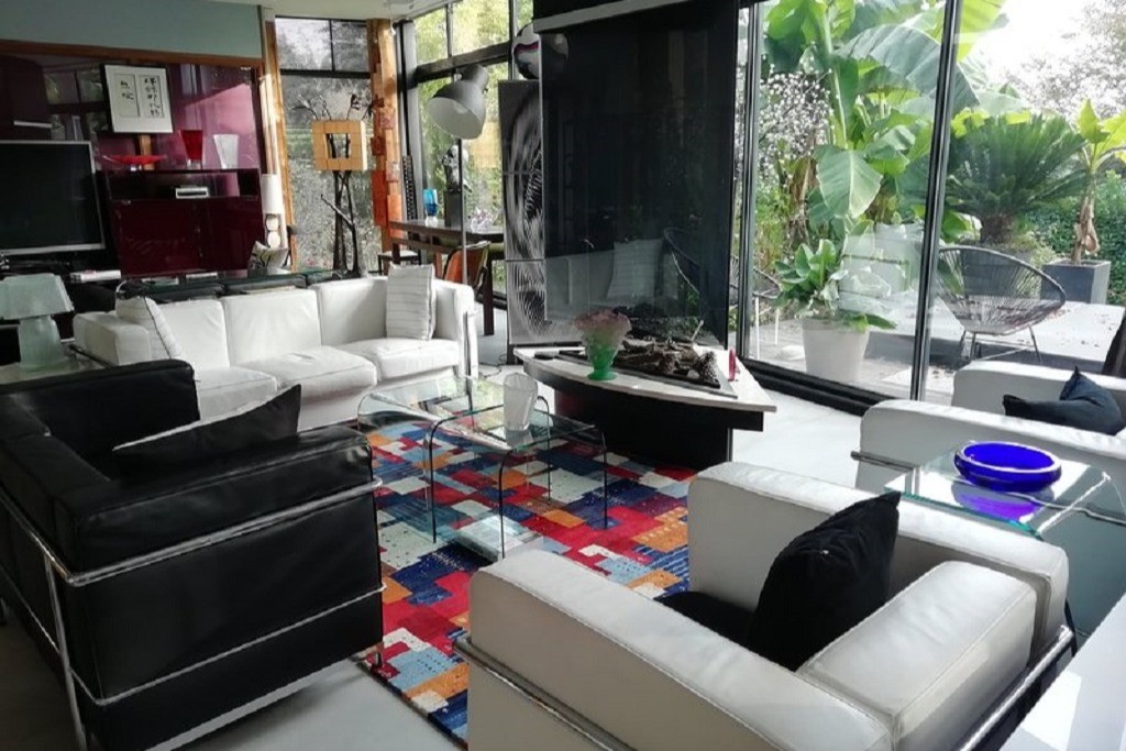 salon avec cheminée centrale