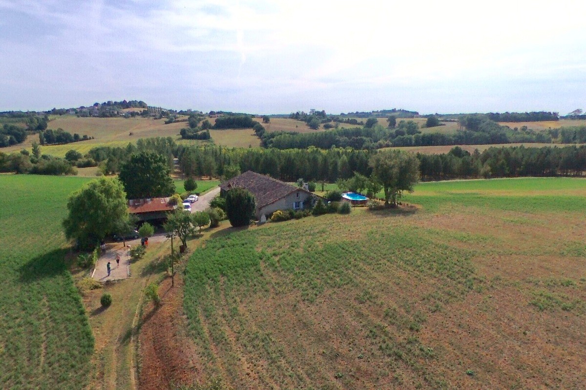 Le gite de Vince en campagne avec son terrain de petanque
