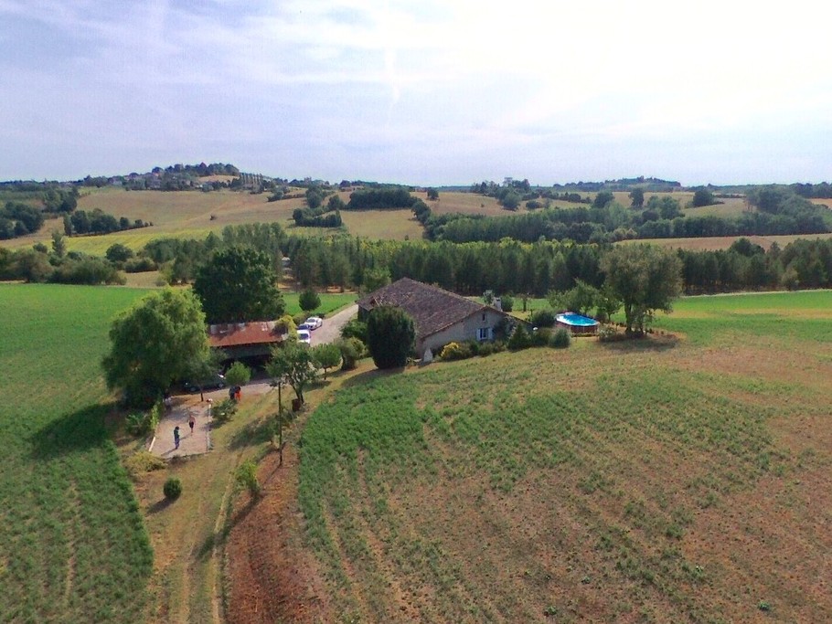 Le gite de Vince en campagne avec son terrain de petanque