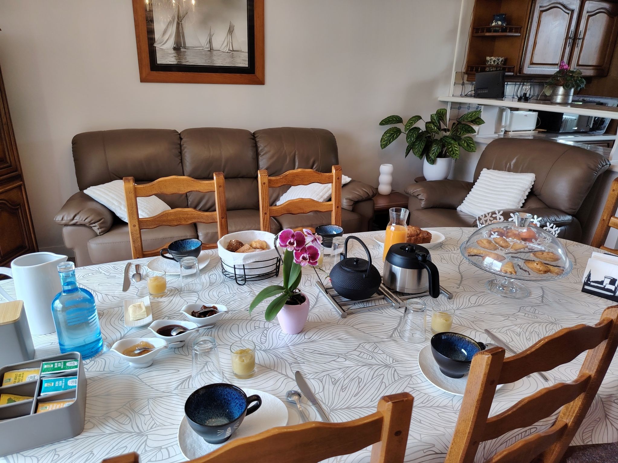 La table du petit déjeuner dans la pièce principale des 3 Phares, à Chagnolet, Charente maritime
