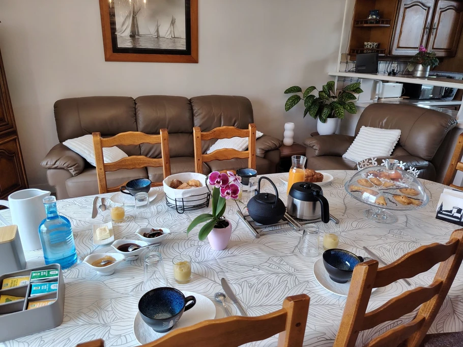 La table du petit déjeuner dans la pièce principale des 3 Phares, à Chagnolet, Charente maritime
