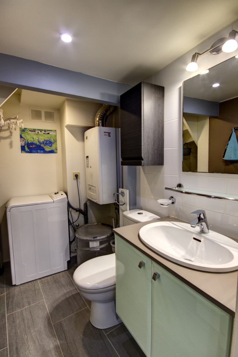 WC au rez de chaussée avec meuble de toilette