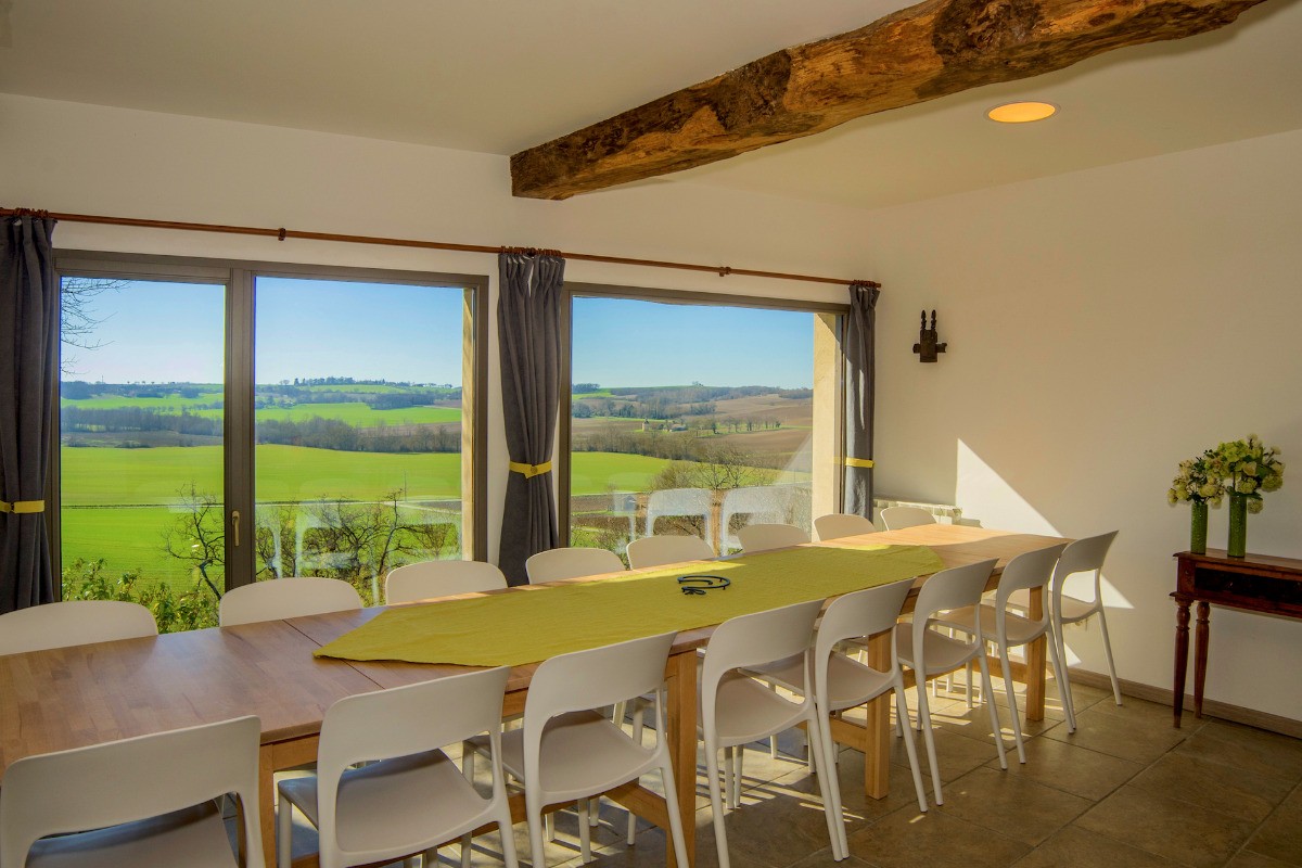 salle à manger avec vue sur le Gers