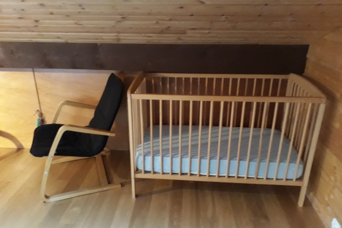 Lit bébé dans le chambre suite