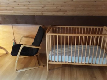 Lit bébé dans le chambre suite