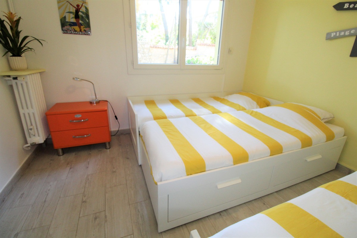 Version 1 lit double de 160cm et un lit simple.