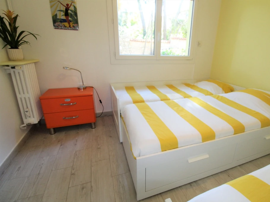 Version 1 lit double de 160cm et un lit simple.