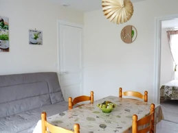 Pièce de vie avec coin cuisine aménagée et bien équipée et coin salon avec TV. Canapé convertible.