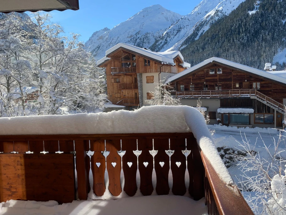 Vue de notre balcon, plein soleil, face aux montagnes