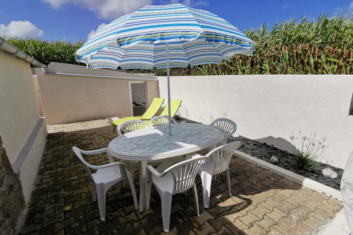 terrasse abritée avec transat et accès buanderie