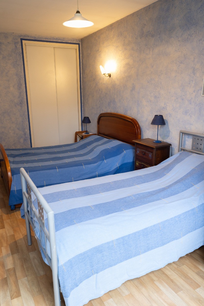 chambre 2 donnant sur le jardin avec 1 lit 140 et 1 lit 90