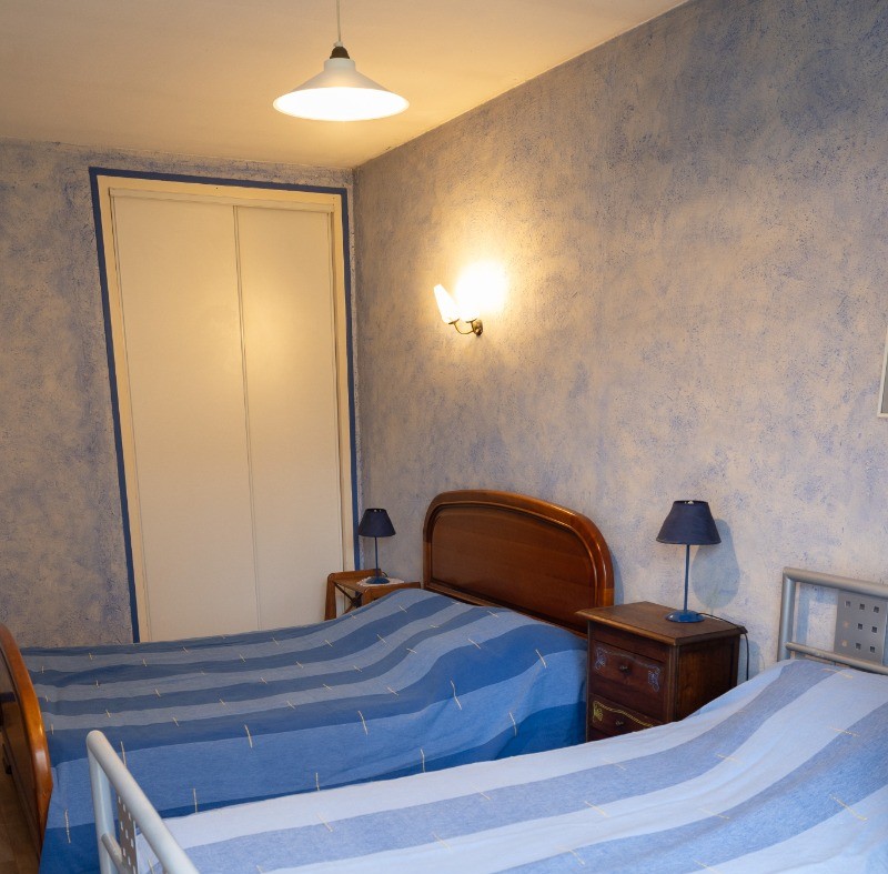 chambre 2 donnant sur le jardin avec 1 lit 140 et 1 lit 90