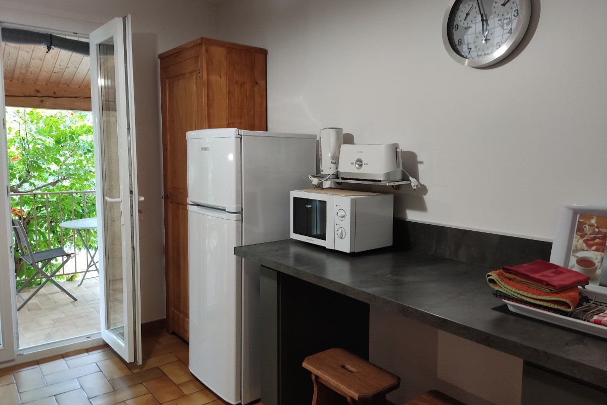 Cuisine,une porte côté terrasse et côté couloir. Le plan de travail.