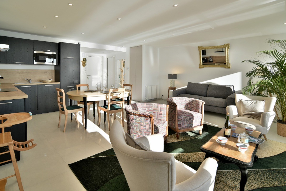 Pièce de vie très lumineuse vue mer, avec coin cuisine, coin salon et coin séjour (appartement au 1er étage en front de mer au Port de la Houle à Cancale)