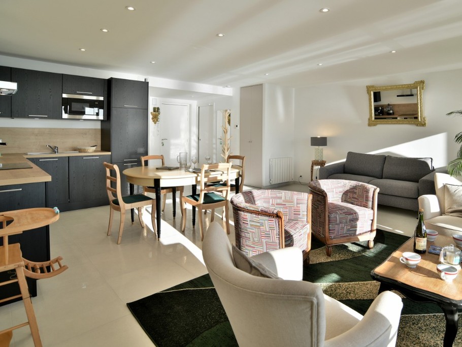 Pièce de vie très lumineuse vue mer, avec coin cuisine, coin salon et coin séjour (appartement au 1er étage en front de mer au Port de la Houle à Cancale)