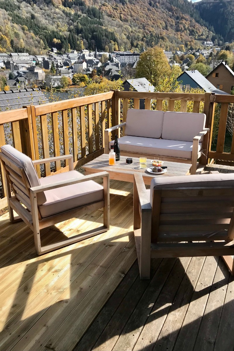 Terrasse exposition sud, accessible depuis la pièce de vie. Agrandie récemment pour un espace de détente.
