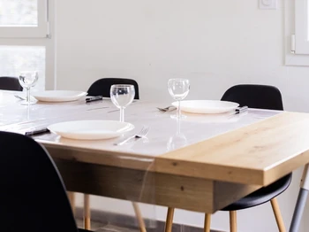 Cuisine entièrement équipée, coin salon et coin séjour avec table à manger