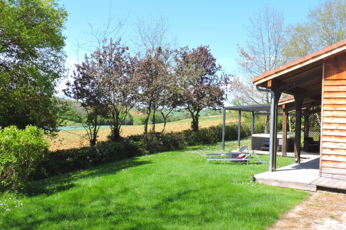 Chalet Cèdre : parc aavec vue sur la campagne gersoisevec bains de soleil pour vous détendre et profiter de la nature