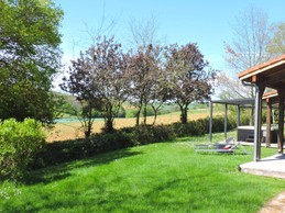 Chalet Cèdre : parc aavec vue sur la campagne gersoisevec bains de soleil pour vous détendre et profiter de la nature