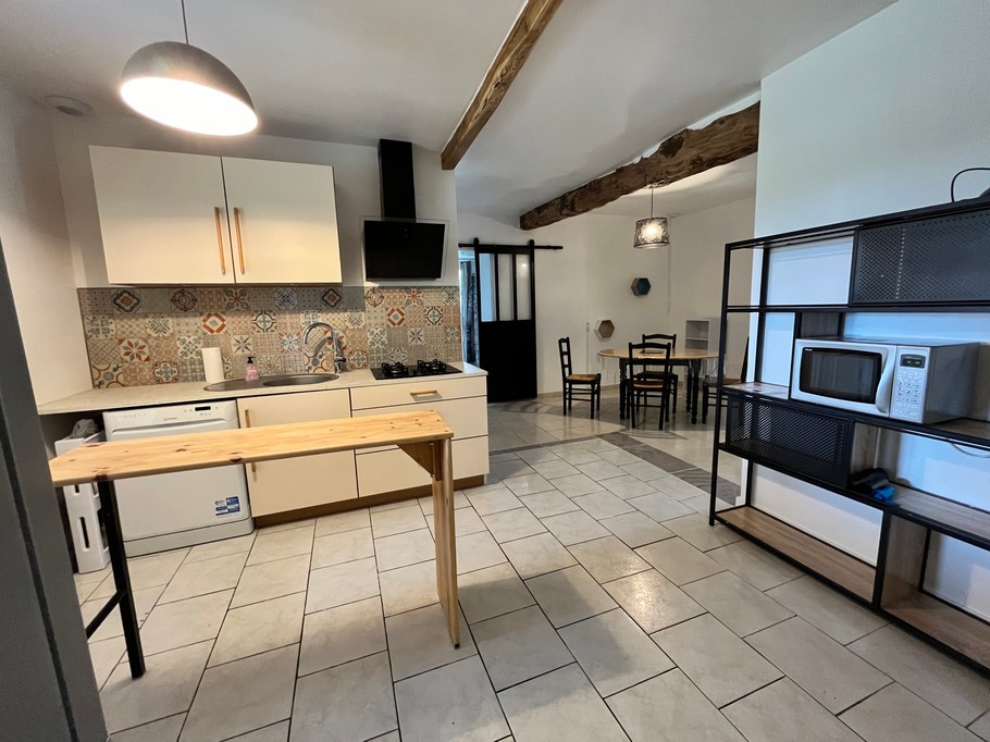 Coin cuisine avec cuisine aménagée