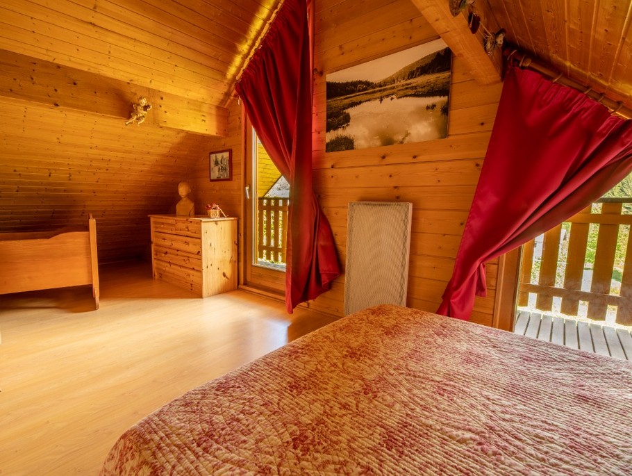 La chambre parentale et l'accès au balcon..